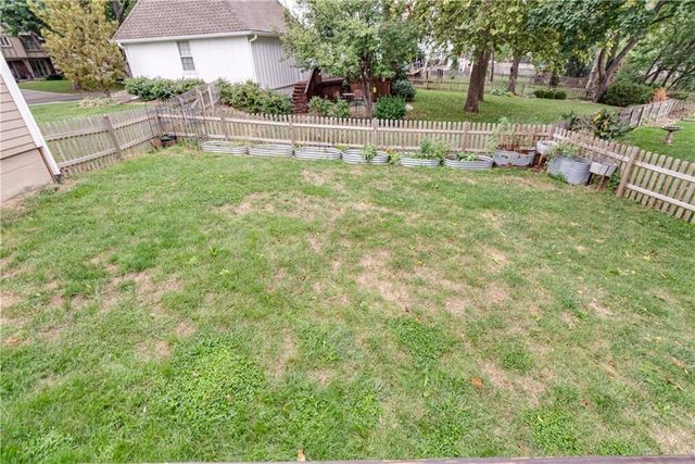 8523 Gillette Street, Lenexa, KS 66215