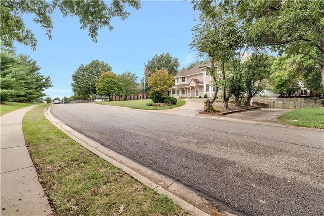 8523 Gillette Street, Lenexa, KS 66215