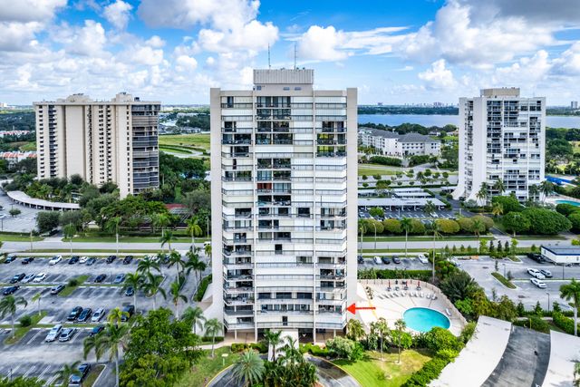 2425 PRESIDENTIAL Way 304, West Palm Beach, FL 33401