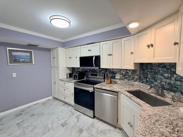 2425 PRESIDENTIAL Way 304, West Palm Beach, FL 33401