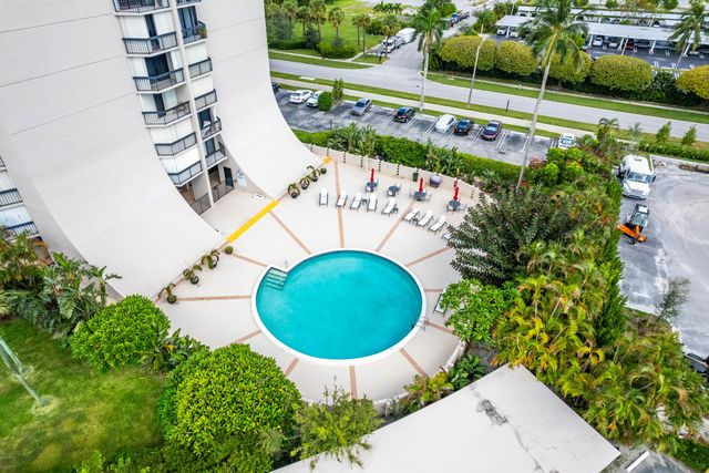 2425 PRESIDENTIAL Way 304, West Palm Beach, FL 33401