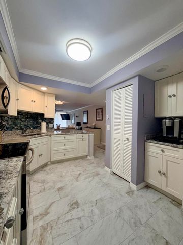 2425 PRESIDENTIAL Way 304, West Palm Beach, FL 33401