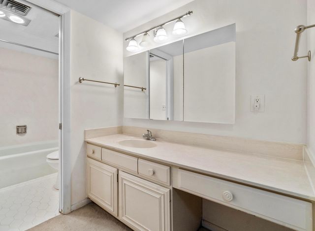 2425 PRESIDENTIAL Way 304, West Palm Beach, FL 33401