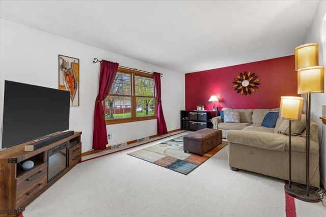 1254 Market PLACE, Waukesha, WI 53189
