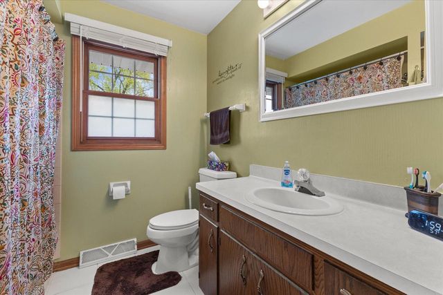 1254 Market PLACE, Waukesha, WI 53189