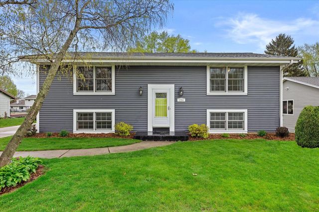 1254 Market PLACE, Waukesha, WI 53189