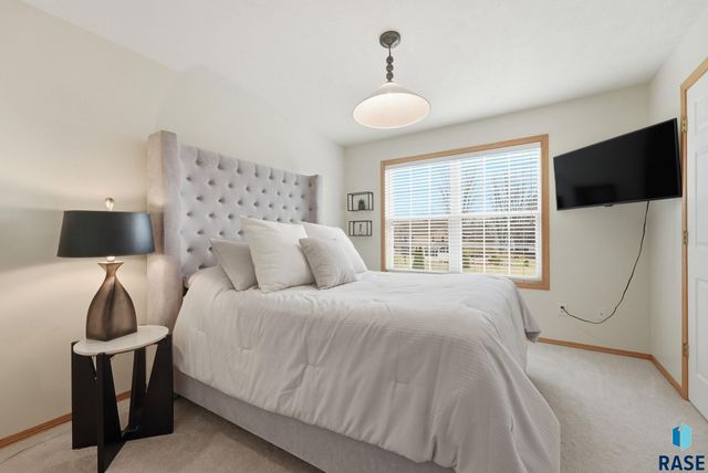 5518 Sandra Dr Drive, Sioux Falls, SD 57108