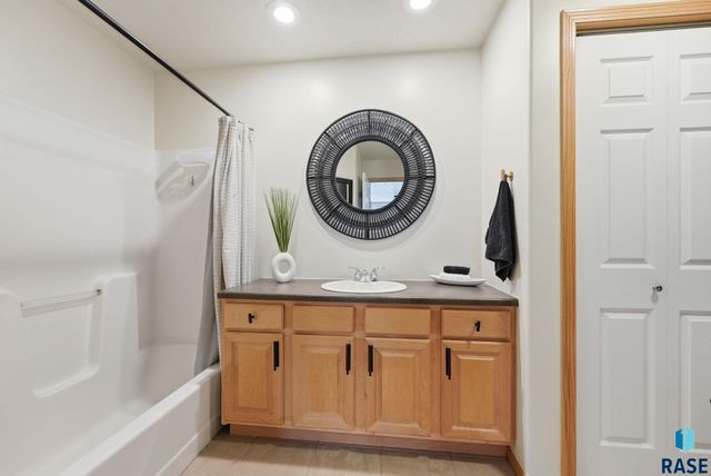 5518 Sandra Dr Drive, Sioux Falls, SD 57108