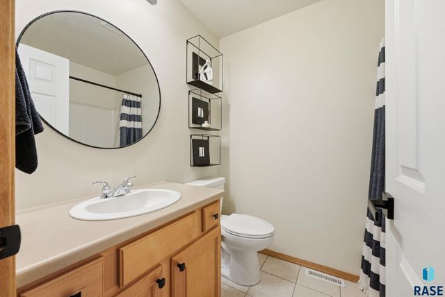 5518 Sandra Dr Drive, Sioux Falls, SD 57108