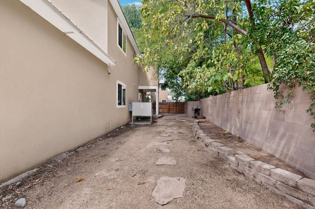 1531 Phoenix Avenue NW, Albuquerque, NM 87107