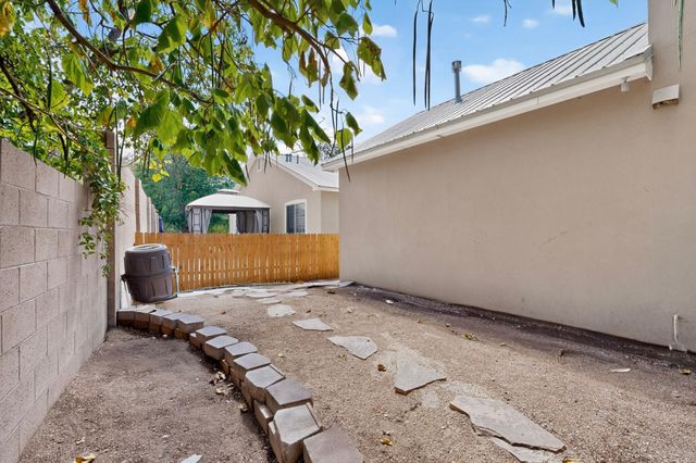 1531 Phoenix Avenue NW, Albuquerque, NM 87107