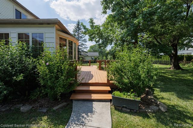 1416 N Renaud Road, Grosse Pointe Woods, MI 48236