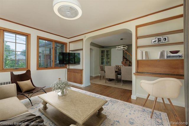 1416 N Renaud Road, Grosse Pointe Woods, MI 48236