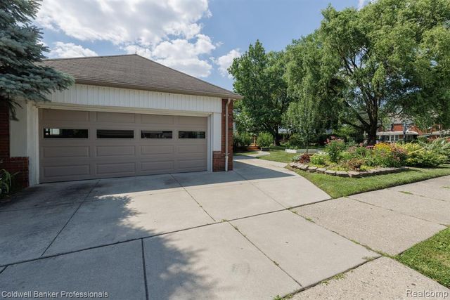 1416 N Renaud Road, Grosse Pointe Woods, MI 48236