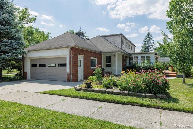 1416 N Renaud Road, Grosse Pointe Woods, MI 48236