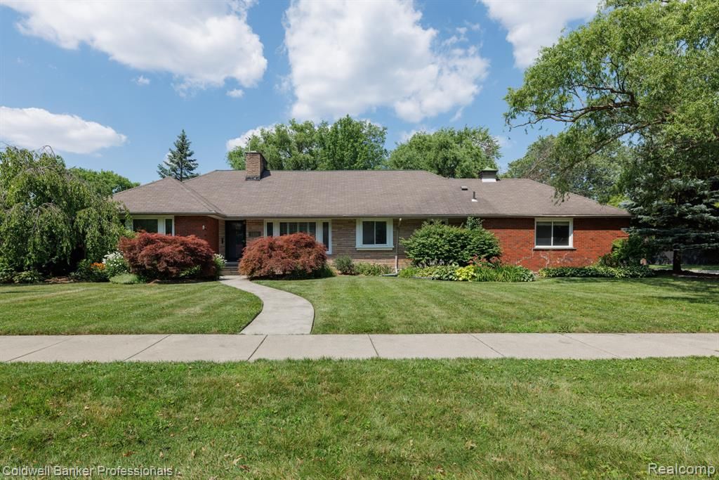 1416 N Renaud Road, Grosse Pointe Woods, MI 48236