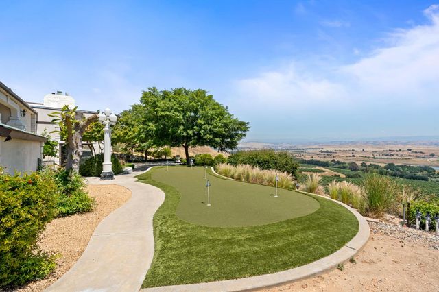 14215 Killarney Drive, Madera, CA 93636