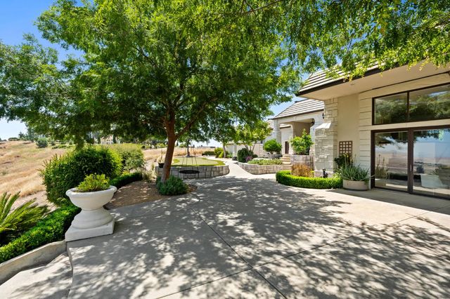 14215 Killarney Drive, Madera, CA 93636