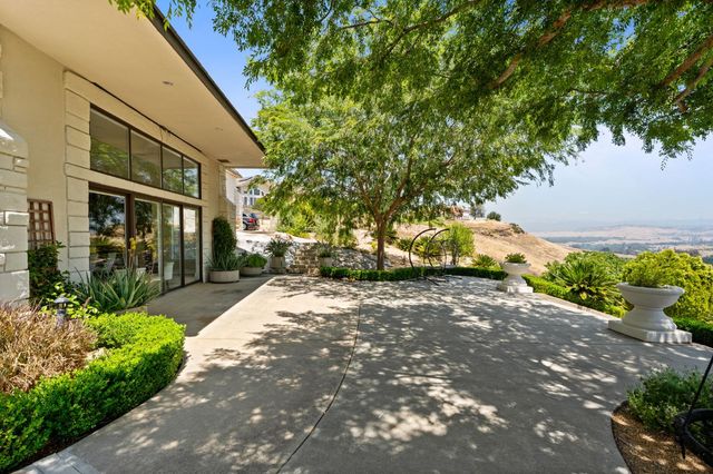 14215 Killarney Drive, Madera, CA 93636