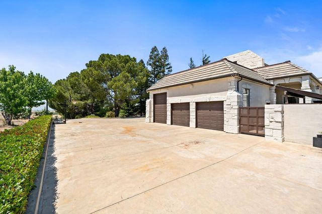 14215 Killarney Drive, Madera, CA 93636