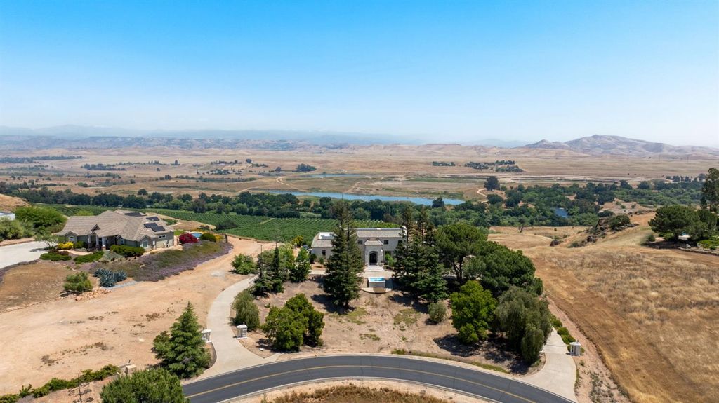 14215 Killarney Drive, Madera, CA 93636