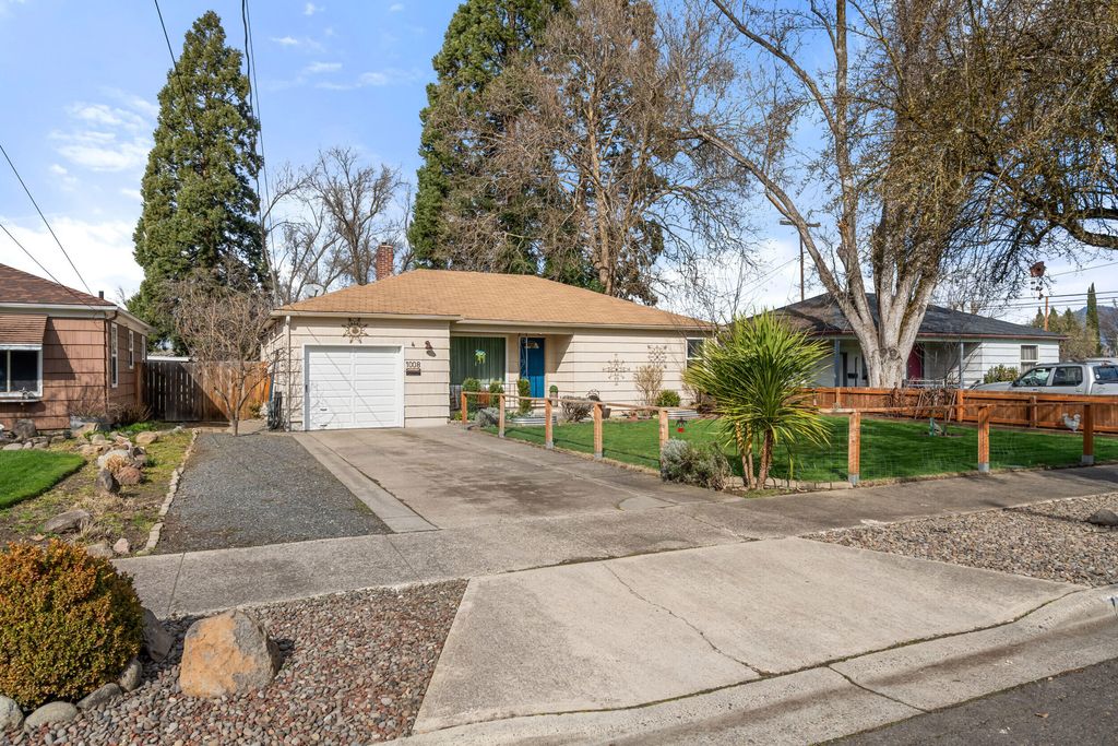 1008 Mount Pitt Avenue, Medford, OR 97501