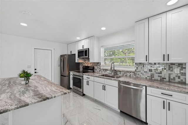 4422 N LAKE DRIVE, Sarasota, FL 34232