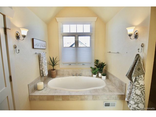 402 Sherman St, Longmont, CO 80501