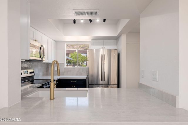 1601 W SUNNYSIDE Drive 121, Phoenix, AZ 85029