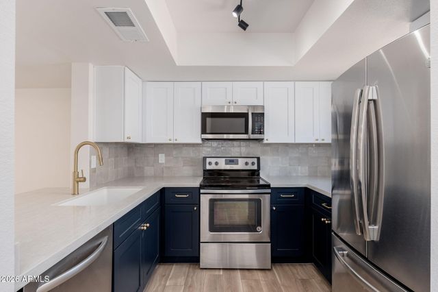 1601 W SUNNYSIDE Drive 121, Phoenix, AZ 85029