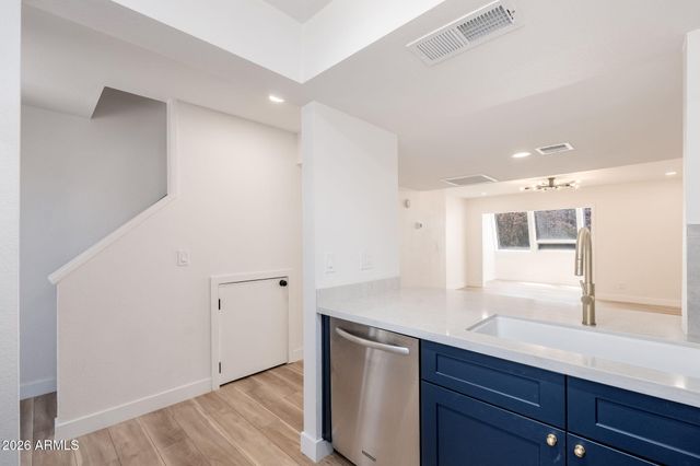 1601 W SUNNYSIDE Drive 121, Phoenix, AZ 85029