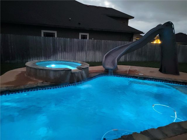 7505 S Lake Dr, Corpus Christi, TX 78414