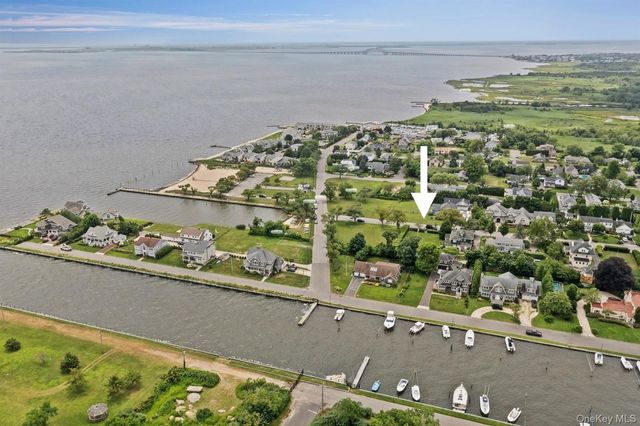 20 Bayway Avenue, Brightwaters, NY 11718