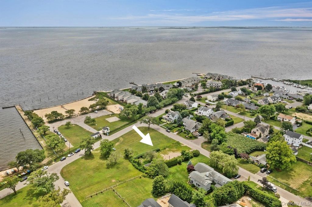 20 Bayway Avenue, Brightwaters, NY 11718