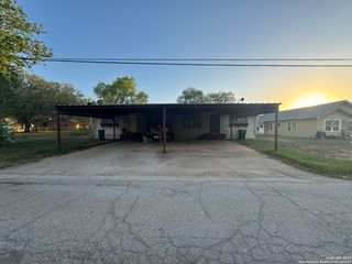 704 Cantrell, Jourdanton, TX 78026