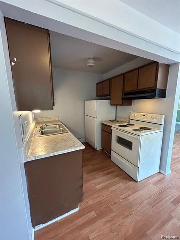 16480 E 9 Mile Road 201, Eastpointe, MI 48021