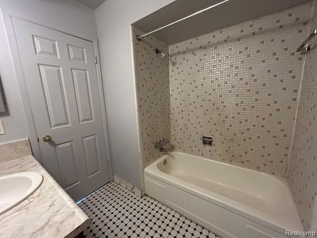 16480 E 9 Mile Road 201, Eastpointe, MI 48021