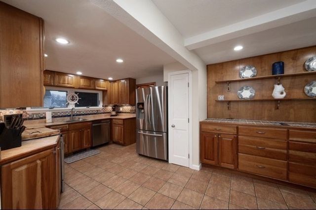 85 Kings Cove Beach Rd, Weymouth, MA 02191