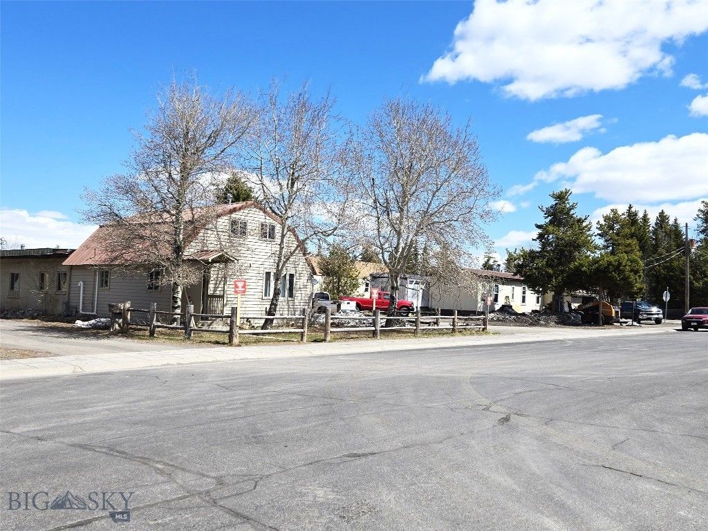 625 Firehole Avenue, West Yellowstone, MT 59758 photo 2