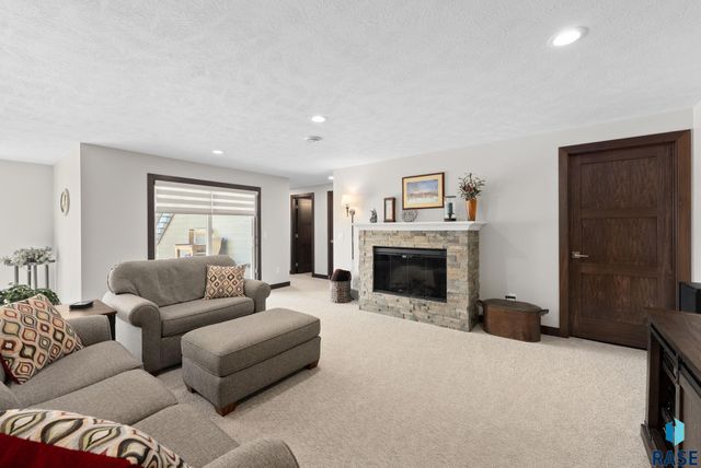 5001 E Cattail Dr Drive, Sioux Falls, SD 57110