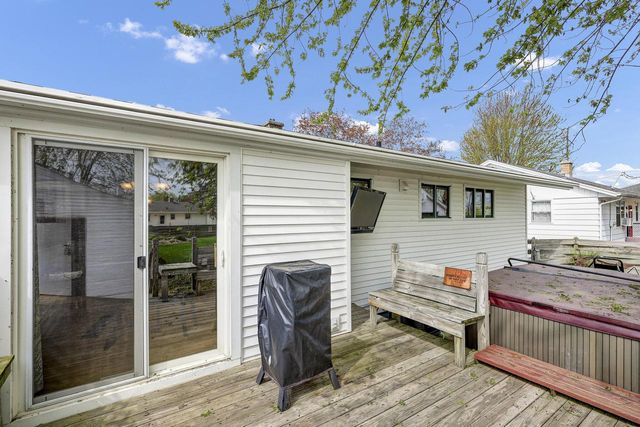 1718 Nagle AVENUE, Manitowoc, WI 54220