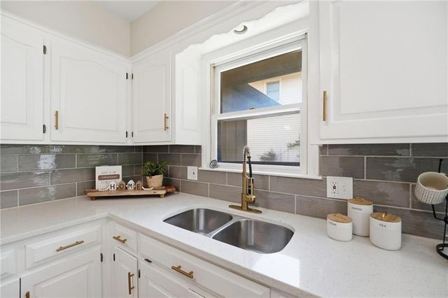 8300 N Virginia Avenue, Kansas City, MO 64118