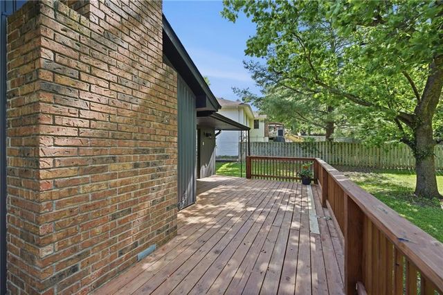 8300 N Virginia Avenue, Kansas City, MO 64118