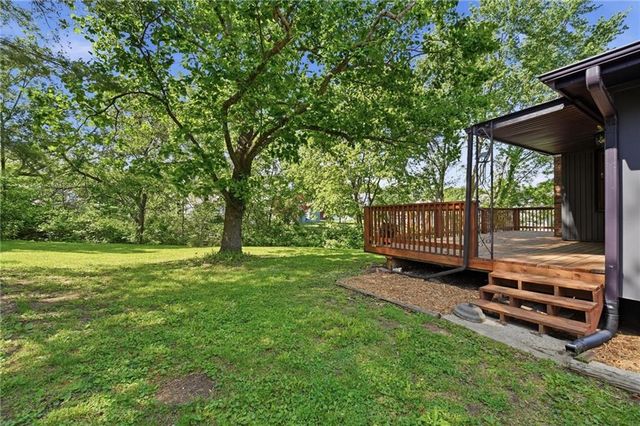 8300 N Virginia Avenue, Kansas City, MO 64118