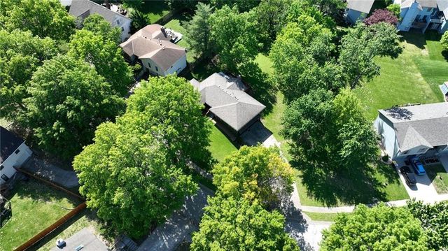 8300 N Virginia Avenue, Kansas City, MO 64118
