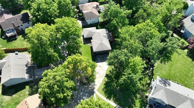 8300 N Virginia Avenue, Kansas City, MO 64118