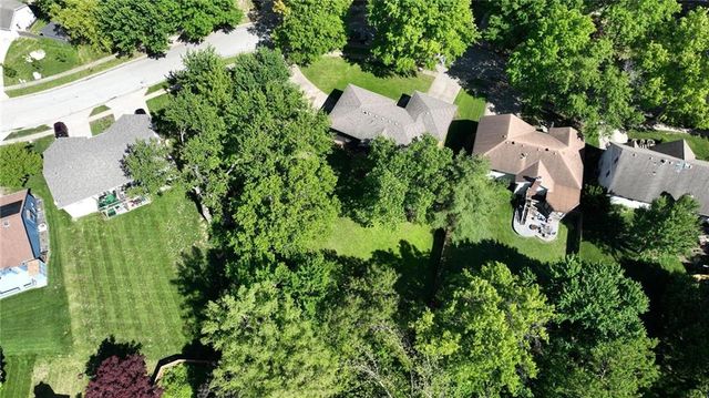 8300 N Virginia Avenue, Kansas City, MO 64118