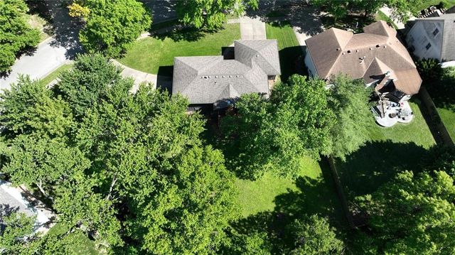 8300 N Virginia Avenue, Kansas City, MO 64118