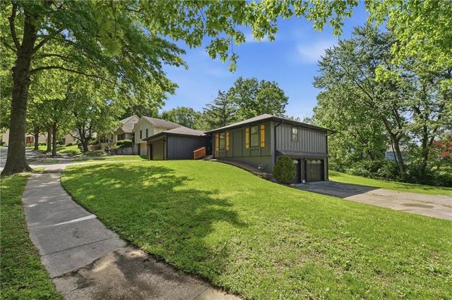 8300 N Virginia Avenue, Kansas City, MO 64118