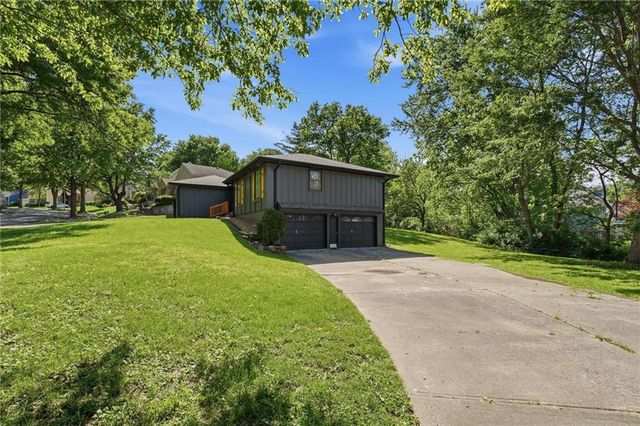 8300 N Virginia Avenue, Kansas City, MO 64118